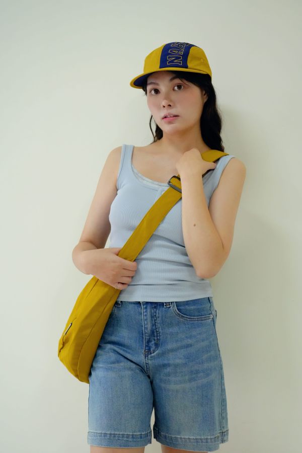 簡約層次假兩件背心 假兩件背心、層次感穿搭、百搭無袖上衣、女生背心推薦、夏季假兩件、一件多層次穿搭、通勤背心上衣、假兩件造型單品