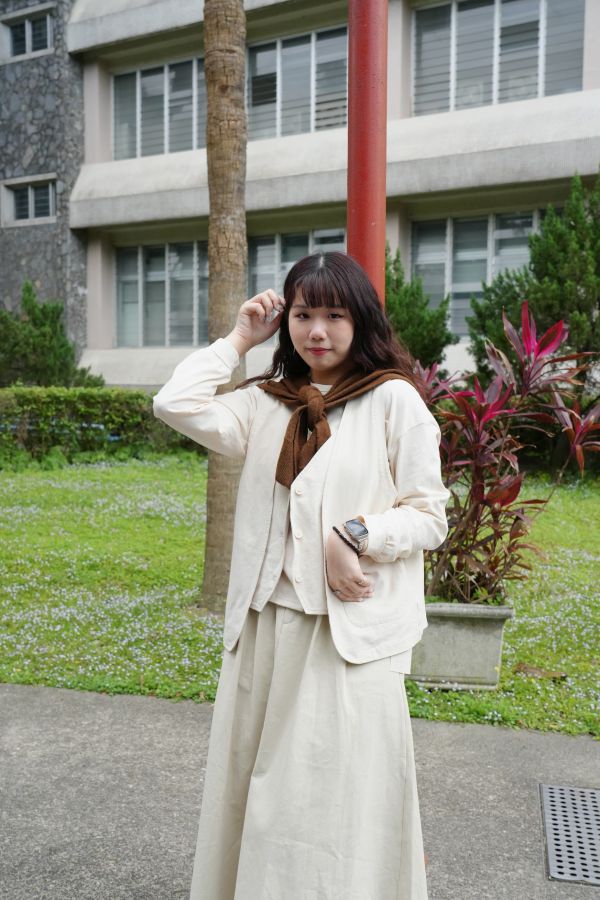 設計款日系馬甲背心 日系背心、馬甲背心、設計款背心、層次穿搭、修身背心、時尚外搭、日系穿搭、馬甲造型、極簡風服飾、潮流背心