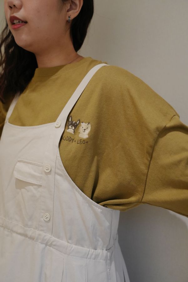 刺繡狗勾落肩T恤 刺繡狗勾T恤、落肩T恤、寬鬆上衣、可愛T恤、百搭上衣、休閒T恤、秋冬上衣、趣味刺繡T恤、日常穿搭上衣、舒適T恤、女款落肩T恤