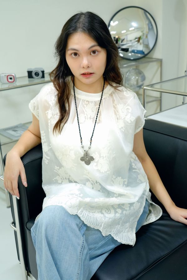 天絲刺繡背心 天絲刺繡背心、白色背心、天絲背心、刺繡背心、夏季背心、女生背心、內搭背心、優雅背心、柔軟背心、百搭背心、休閒背心、甜美背心、日常穿搭背心、細緻刺繡背心