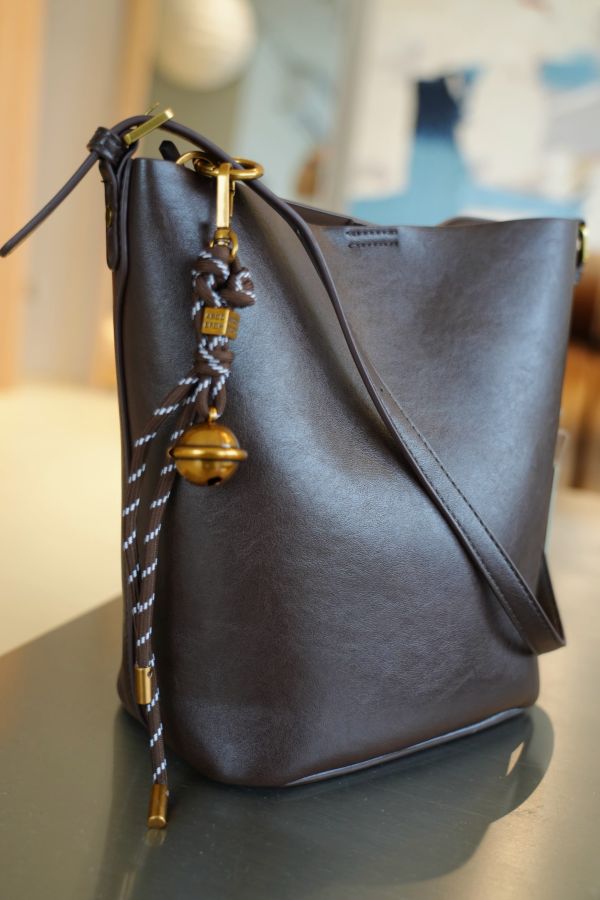 烏木咖水桶包 水桶包、日系手提包、植鞣皮包、百搭小包、烏木咖包、耐用小包、日系包款、通勤包、質感手提包、休閒包