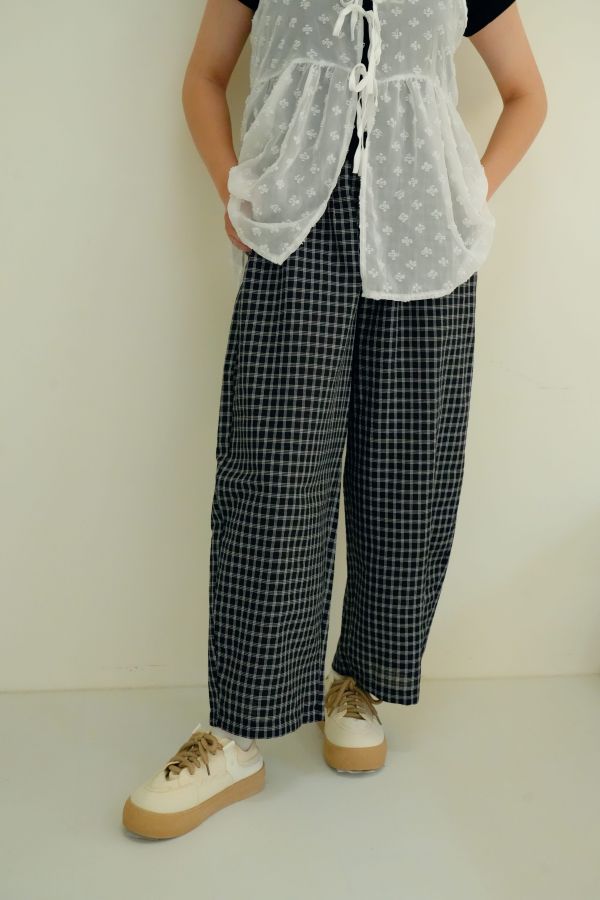 涼涼格紋蘿蔔褲 格紋蘿蔔褲、蘿蔔褲推薦、透氣涼感褲子、顯瘦版型褲、清新格紋褲、女生休閒長褲、夏日必備穿搭