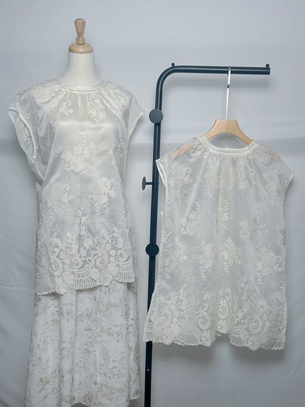 天絲刺繡背心 天絲刺繡背心、白色背心、天絲背心、刺繡背心、夏季背心、女生背心、內搭背心、優雅背心、柔軟背心、百搭背心、休閒背心、甜美背心、日常穿搭背心、細緻刺繡背心