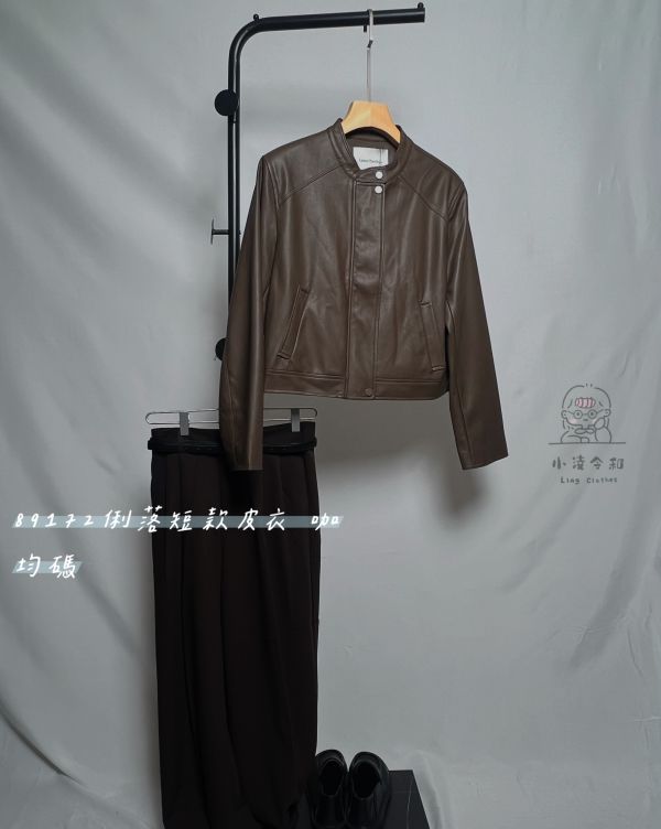 俐落短款皮衣 俐落短款皮衣、短款皮革外套、皮衣外套、秋冬外套、街頭風皮衣、時尚皮衣、百搭外套、女皮衣、短版皮衣、通勤外套、個性皮衣、皮革上衣