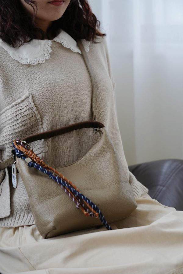 奶綠日系斜背包 斜背包、奶綠小包、荔枝皮紋包、日系手提包、百搭包款、休閒斜背包、女裝包、通勤包、日系包款、質感小包