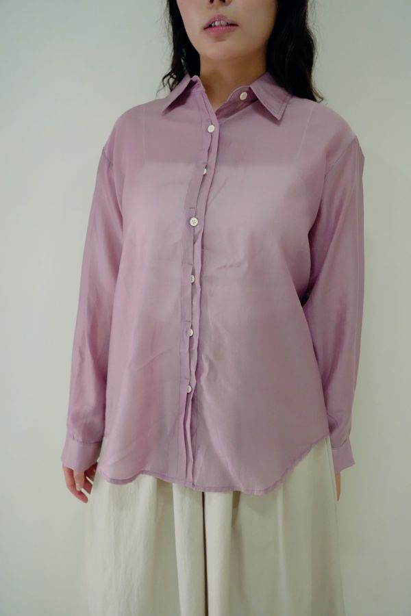 霧光天絲襯衫 天絲材質襯衫推薦、氣質感長袖上衣、輕薄天絲襯衫、柔霧光澤上衣、通勤穿搭襯衫、天絲長袖女裝、簡約氣質襯衫、女生質感上衣推薦