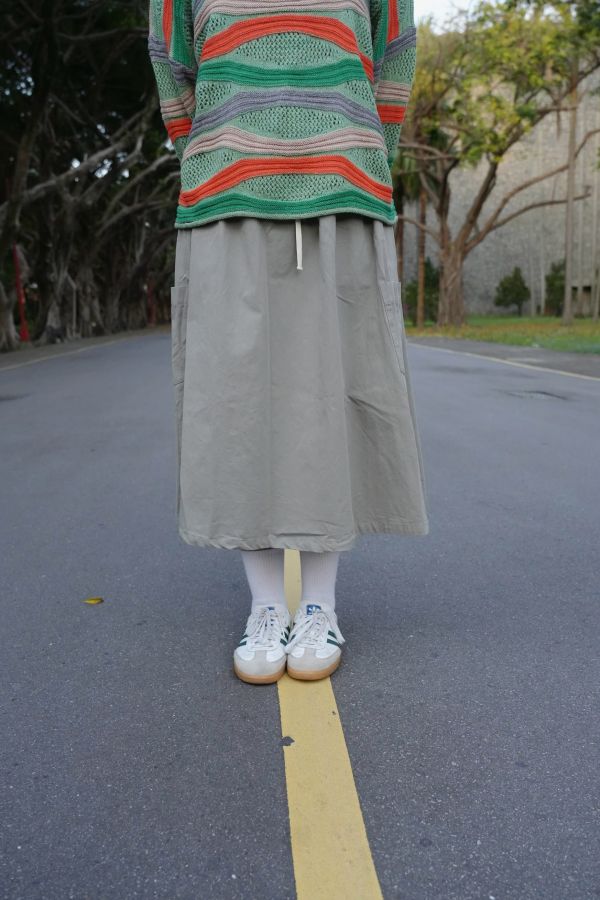 工裝大口袋抽繩裙 工裝大口袋抽繩裙、工裝裙、抽繩裙、大口袋裙、女裙、休閒裙、秋冬百搭裙、日常穿搭裙、通勤裙、寬鬆裙、街頭風裙、舒適裙