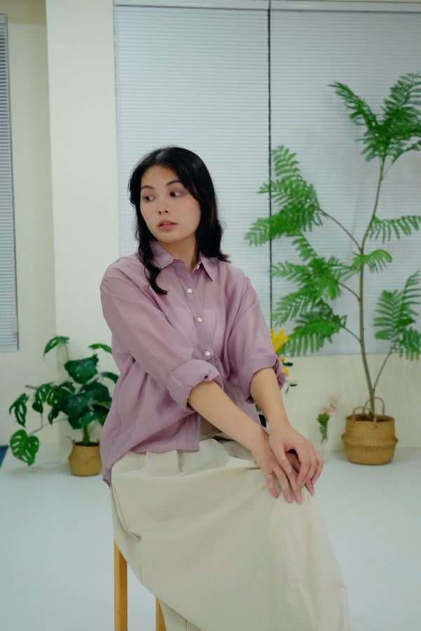 霧光天絲襯衫 天絲材質襯衫推薦、氣質感長袖上衣、輕薄天絲襯衫、柔霧光澤上衣、通勤穿搭襯衫、天絲長袖女裝、簡約氣質襯衫、女生質感上衣推薦