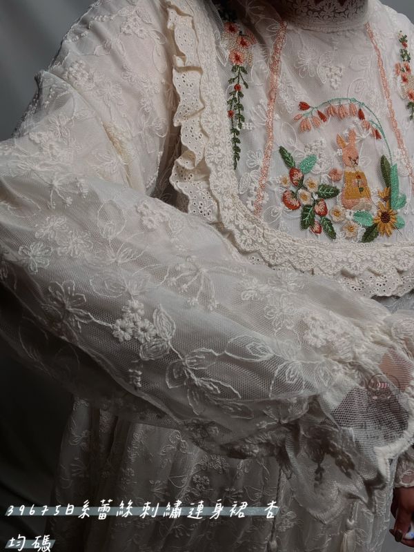 日系蕾絲刺繡連身裙 蕾絲刺繡連身裙、日系連身裙、刺繡洋裝、秋冬洋裝、女連身裙、浪漫裙、百搭連身裙、通勤洋裝、約會裙、休閒洋裝、女洋裝、秋冬百搭裙