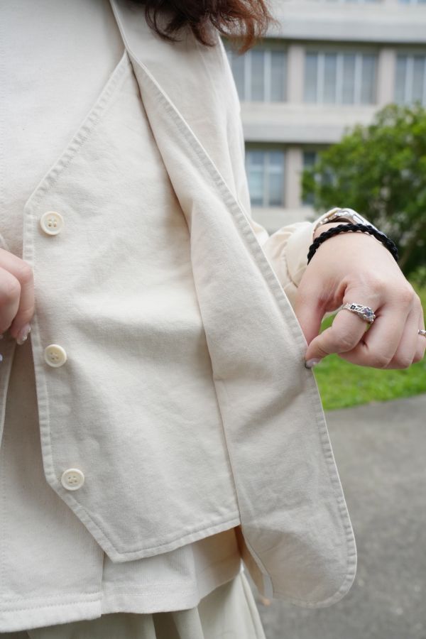 設計款日系馬甲背心 日系背心、馬甲背心、設計款背心、層次穿搭、修身背心、時尚外搭、日系穿搭、馬甲造型、極簡風服飾、潮流背心