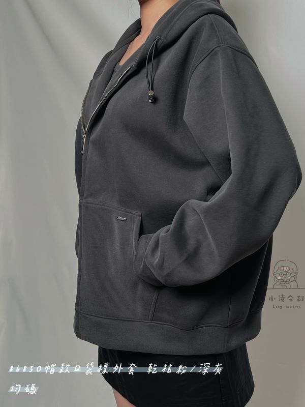 帽款口袋標外套 帽款口袋標外套、口袋外套、秋冬外套、街頭休閒外套、百搭外套、帽款外套、女外套、通勤外套、日常外套、休閒風衣、街頭風衣、秋冬帽款外套