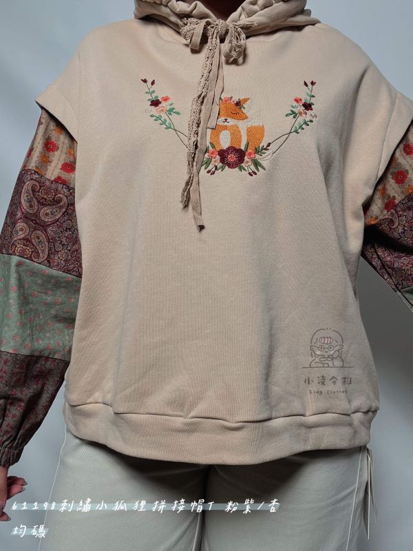 刺繡小狐狸拼接帽t 刺繡小狐狸帽T、拼接帽T、休閒帽T、秋冬帽T、百搭帽T、女帽T、刺繡上衣、寬鬆帽T、日常穿搭上衣、趣味刺繡帽T、休閒上衣、秋冬百搭上衣