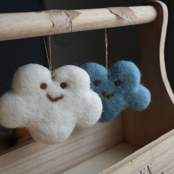 羊毛氈吊飾 | 泡芙雲朵 羊毛氈, 手工羊毛氈, 羊毛氈製品, 紐西蘭羊毛,公平貿易商品,手作,禮物