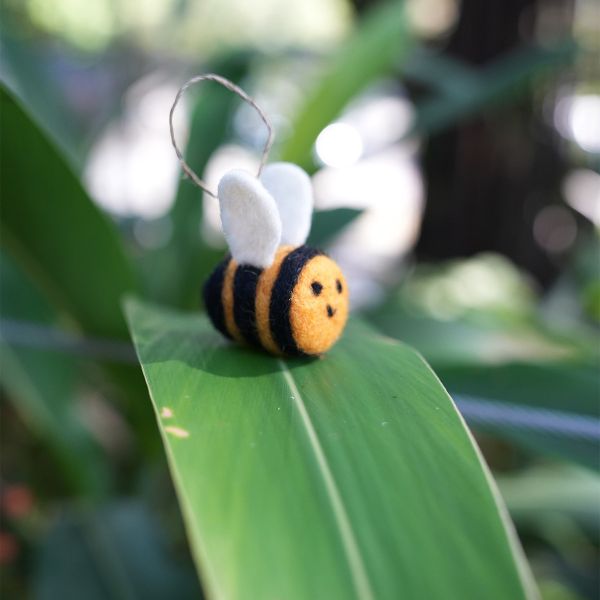 羊毛氈吊飾 | 開心蜜蜂 羊毛氈, 手工羊毛氈, 羊毛氈製品, 紐西蘭羊毛,公平貿易商品,手作,禮物