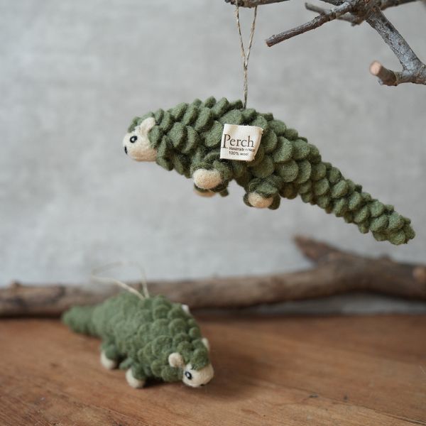 羊毛氈偶 掛飾 | 穿山甲 保育類、羊毛氈, 手工羊毛氈, 羊毛氈製品, 紐西蘭羊毛,公平貿易商品,手作,禮物