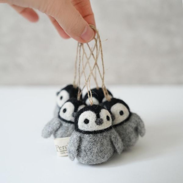 羊毛氈吊飾 | 冰原小企鵝 羊毛氈, 手工羊毛氈, 羊毛氈製品, 紐西蘭羊毛,公平貿易商品,手作,禮物