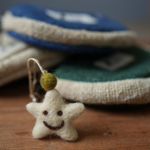 羊毛氈吊飾 | 小星星 羊毛氈, 手工羊毛氈, 羊毛氈製品, 紐西蘭羊毛,公平貿易商品,手作,禮物