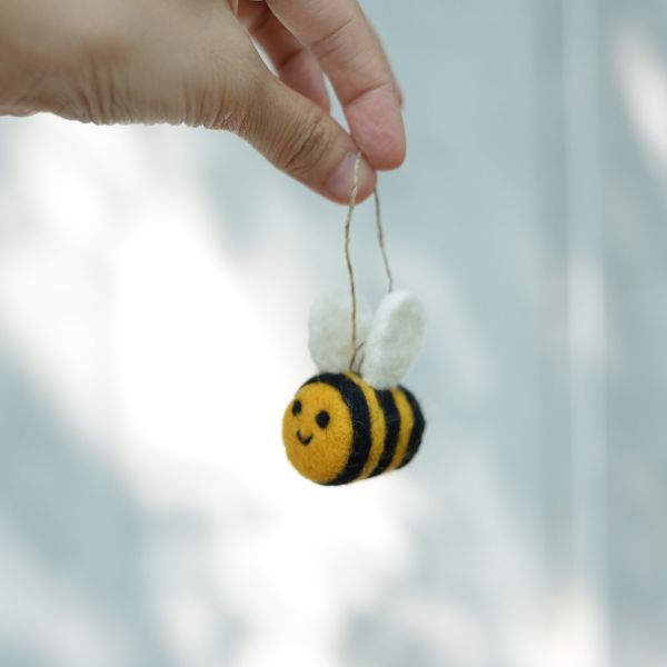 羊毛氈吊飾 | 開心蜜蜂 羊毛氈, 手工羊毛氈, 羊毛氈製品, 紐西蘭羊毛,公平貿易商品,手作,禮物
