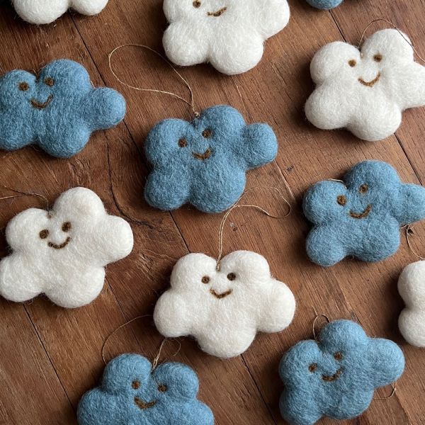 羊毛氈吊飾 | 泡芙雲朵 羊毛氈, 手工羊毛氈, 羊毛氈製品, 紐西蘭羊毛,公平貿易商品,手作,禮物