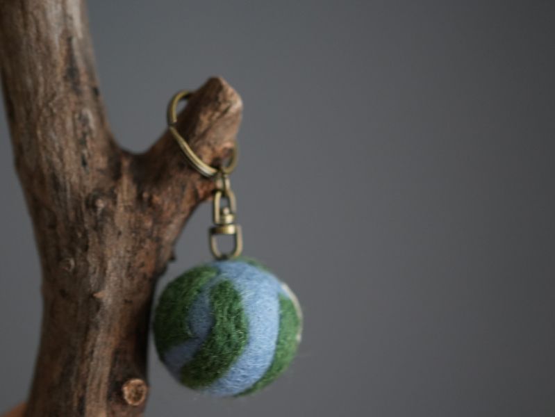 羊毛氈鑰匙圈 | 小地球 羊毛氈, 手工羊毛氈, 羊毛氈製品, 紐西蘭羊毛,公平貿易商品,手作,禮物