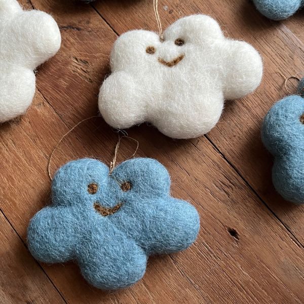 羊毛氈吊飾 | 泡芙雲朵 羊毛氈, 手工羊毛氈, 羊毛氈製品, 紐西蘭羊毛,公平貿易商品,手作,禮物