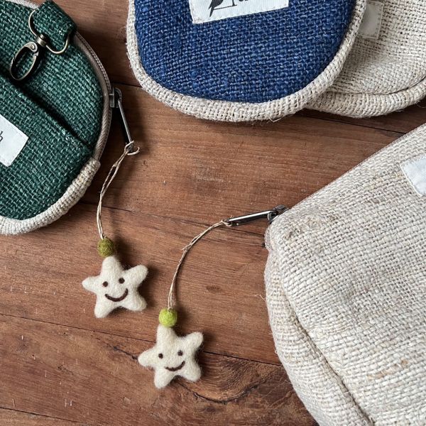 羊毛氈吊飾 | 小星星 羊毛氈, 手工羊毛氈, 羊毛氈製品, 紐西蘭羊毛,公平貿易商品,手作,禮物