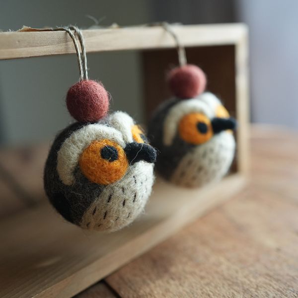 羊毛氈吊飾 | 圓滾滾貓頭鷹 羊毛氈, 手工羊毛氈, 羊毛氈製品, 紐西蘭羊毛,公平貿易商品,手作,禮物