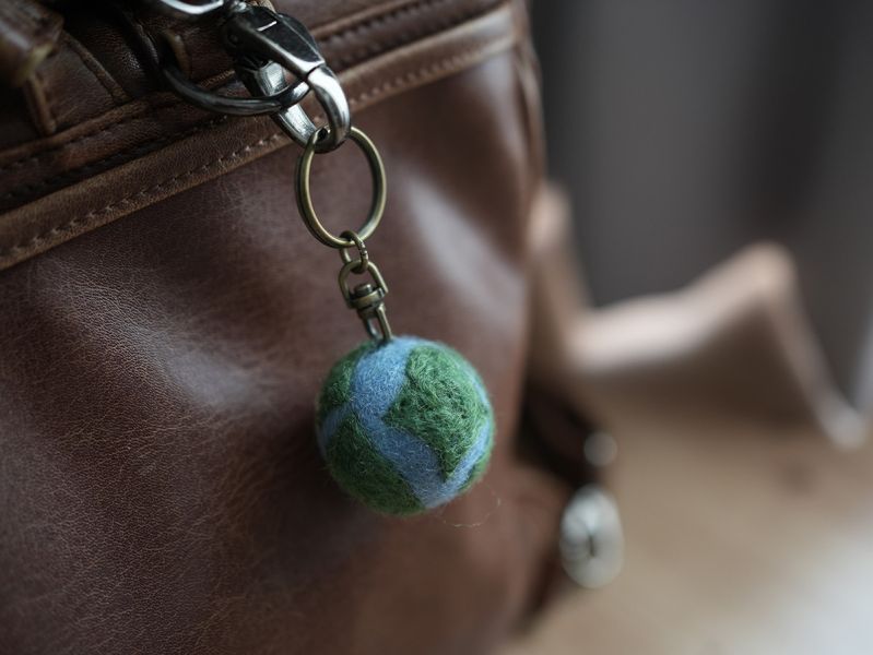 羊毛氈鑰匙圈 | 小地球 羊毛氈, 手工羊毛氈, 羊毛氈製品, 紐西蘭羊毛,公平貿易商品,手作,禮物