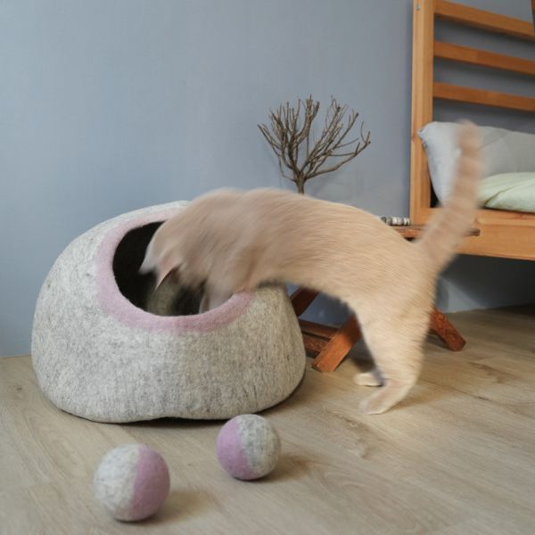 羊毛氈寵物窩 | 送逗貓球 羊毛氈, 手工羊毛氈, 羊毛氈製品, 紐西蘭羊毛,公平貿易商品,手作,禮物,貓屋,寵物窩