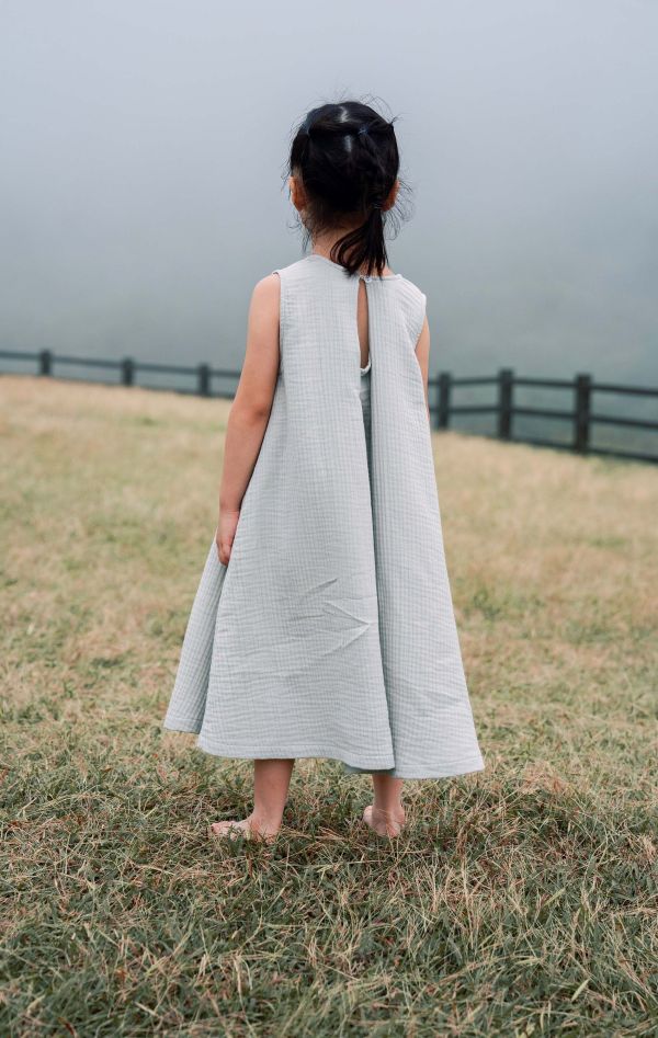 TALKOO 三重紗極簡洋裝－台灣製造 極簡背心洋裝, TALKOO 洋裝, 三重紗洋裝, 台灣製童裝洋裝, 兒童背心洋裝, 兒童口袋洋裝, 防蚊童裝, 防螨童裝, 素色童裝, 兒童透氣洋裝, 兒童親膚洋裝, 孩子夏季洋裝, 孩子居家洋裝, 孩子外出洋裝, 3歲童裝洋裝, 4歲童裝洋裝, 5歲童裝洋裝, 6歲童裝洋裝, 7歲童裝洋裝, 8歲童裝洋裝,