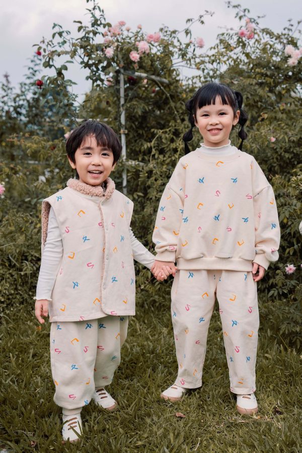 TALKOO注音花園印花斜紋褲 斜紋布童裝長褲,台灣製造童裝褲,斜紋褲,耐磨斜紋布長褲,TALKOO斜紋褲,兒童長褲推薦,學齡前長褲,童裝休閒褲,直筒童裝長褲,素色斜紋褲,男女童長褲,簡約童裝褲,日常穿搭長褲,台灣設計童裝,耐洗耐穿童裝褲,好活動童裝褲,親子款長褲,秋冬童裝長褲,舒適斜紋布褲,兒童彈性褲頭,柔軟童裝長褲,耐磨童裝褲款,文化系列童裝褲,素雅童裝褲,百搭童裝褲,斜紋質感長褲,兒童外出褲,多用途童裝褲,台灣原創童裝,兒