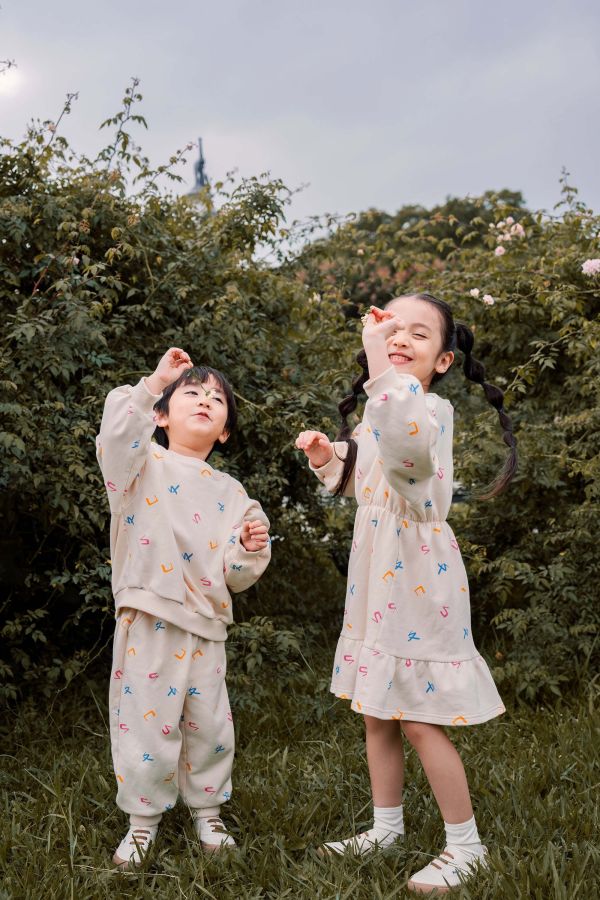 TALKOO注音花園印花大學T 注音花園大學T,台灣製造大學T,童裝大學T,TALKOO大學T,ㄅㄆㄇ印花大學T,注音符號上衣,台灣童裝上衣,原創印花上衣,親子款大學T,兒童長袖上衣,童裝長袖推薦,彩色印花大學T,台灣設計童裝,柔軟童裝上衣,舒適版型大學T,寬鬆童裝上衣,可愛印花童裝,親子裝上衣,兒童穿搭上衣,學齡前上衣,原創童裝品牌,特色印花大學T,童裝秋冬上衣,台灣原創童裝,注音主題童裝,兒童休閒大學T,台灣製造親子裝,童裝