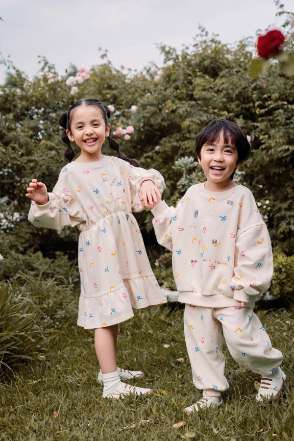 TALKOO注音花園印花大學T 注音花園大學T,台灣製造大學T,童裝大學T,TALKOO大學T,ㄅㄆㄇ印花大學T,注音符號上衣,台灣童裝上衣,原創印花上衣,親子款大學T,兒童長袖上衣,童裝長袖推薦,彩色印花大學T,台灣設計童裝,柔軟童裝上衣,舒適版型大學T,寬鬆童裝上衣,可愛印花童裝,親子裝上衣,兒童穿搭上衣,學齡前上衣,原創童裝品牌,特色印花大學T,童裝秋冬上衣,台灣原創童裝,注音主題童裝,兒童休閒大學T,台灣製造親子裝,童裝