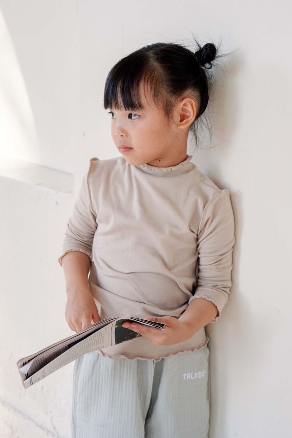 TALKOO 彈性內搭上衣(四色)－台灣製造 TALKOO 內搭上衣, 兒童長袖上衣, 60支彈性棉, 台灣製童裝, 秋冬童裝推薦, 兒童內搭衣, 親膚長袖, 百搭打底衣, 玫瑰粉童裝, 奶茶色童裝, 黑色童裝, 白色童裝, 女孩長袖上衣, 男孩長袖上衣, 親子穿搭