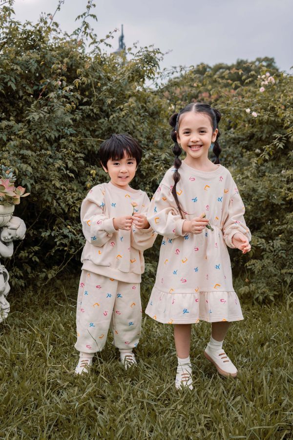 TALKOO注音花園印花大學T 注音花園大學T,台灣製造大學T,童裝大學T,TALKOO大學T,ㄅㄆㄇ印花大學T,注音符號上衣,台灣童裝上衣,原創印花上衣,親子款大學T,兒童長袖上衣,童裝長袖推薦,彩色印花大學T,台灣設計童裝,柔軟童裝上衣,舒適版型大學T,寬鬆童裝上衣,可愛印花童裝,親子裝上衣,兒童穿搭上衣,學齡前上衣,原創童裝品牌,特色印花大學T,童裝秋冬上衣,台灣原創童裝,注音主題童裝,兒童休閒大學T,台灣製造親子裝,童裝