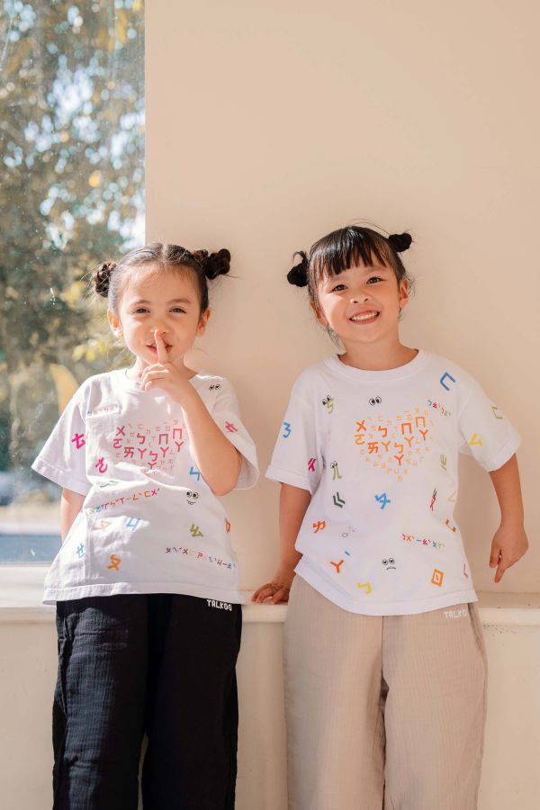 TALKOO 愛心說話衣(白) 愛心說話衣, 台灣製童裝, 有機棉童裝, 學注音童裝, 學習遊戲衣服, 兒童語言學習T恤, TALKOO 愛心衣, 白色童裝T恤, 3歲童裝, 4歲童裝, 5歲童裝, 6歲童裝, 7歲童裝, 8歲童裝, 親子互動童裝, 白色親子裝, 學注音衣服, 兒童創意衣服, 台灣製親子裝