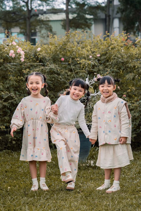 TALKOO注音花園印花斜紋褲 斜紋布童裝長褲,台灣製造童裝褲,斜紋褲,耐磨斜紋布長褲,TALKOO斜紋褲,兒童長褲推薦,學齡前長褲,童裝休閒褲,直筒童裝長褲,素色斜紋褲,男女童長褲,簡約童裝褲,日常穿搭長褲,台灣設計童裝,耐洗耐穿童裝褲,好活動童裝褲,親子款長褲,秋冬童裝長褲,舒適斜紋布褲,兒童彈性褲頭,柔軟童裝長褲,耐磨童裝褲款,文化系列童裝褲,素雅童裝褲,百搭童裝褲,斜紋質感長褲,兒童外出褲,多用途童裝褲,台灣原創童裝,兒