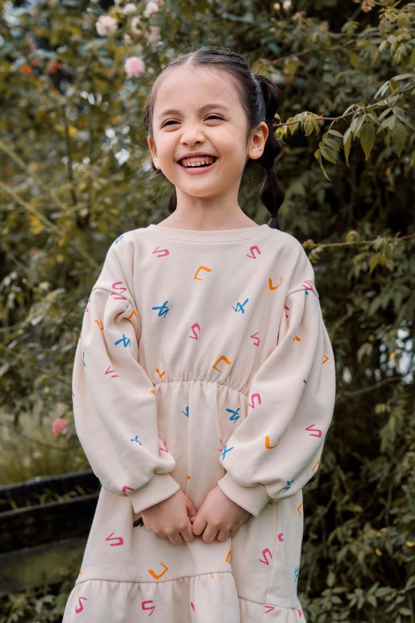 TALKOO注音花園印花洋裝 注音花園洋裝,台灣製造洋裝,童裝洋裝,TALKOO洋裝,ㄅㄆㄇ印花洋裝,注音符號洋裝,台灣童裝洋裝,原創印花洋裝,親子款洋裝,女童洋裝,童裝洋裝推薦,可愛童裝洋裝,寬鬆版型洋裝,舒適童裝裙款,台灣設計洋裝,兒童外出洋裝,學齡前洋裝,注音主題洋裝,彩色印花洋裝,可愛印花女童裝,台灣原創童裝裙,特色印花洋裝,童裝日常洋裝,女孩穿搭洋裝,台灣親子款洋裝,柔軟布料洋裝,輕鬆活動洋裝,注音花園裙款,童裝四季