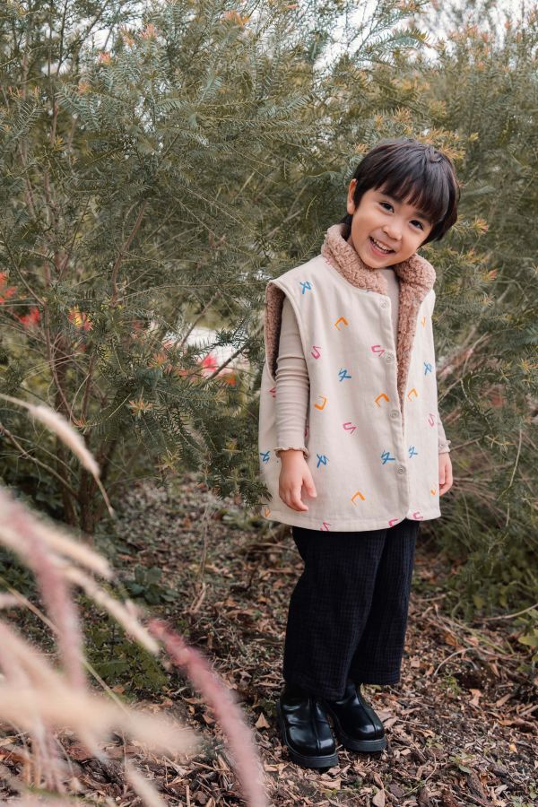 TALKOO注音花園印花兩穿毛絨背心 注音花園背心,兩穿背心,台灣製造童裝背心,搖粒絨背心,斜紋布背心,注音印花背心,TALKOO背心,ㄅㄆㄇ印花童裝,兒童秋冬背心,親子款背心,童裝羽絨替代背心,雙面穿背心,保暖童裝背心,柔軟搖粒絨童裝,耐磨斜紋布背心,男女童背心,學齡前童裝背心,冬季童裝外套替代,輕暖背心推薦,兒童保暖層,秋冬穿搭背心,台灣設計童裝背心,文化印花童裝,特色印花背心,語言主題背心,注音花園兩穿背心,兒童立領背心,親膚童