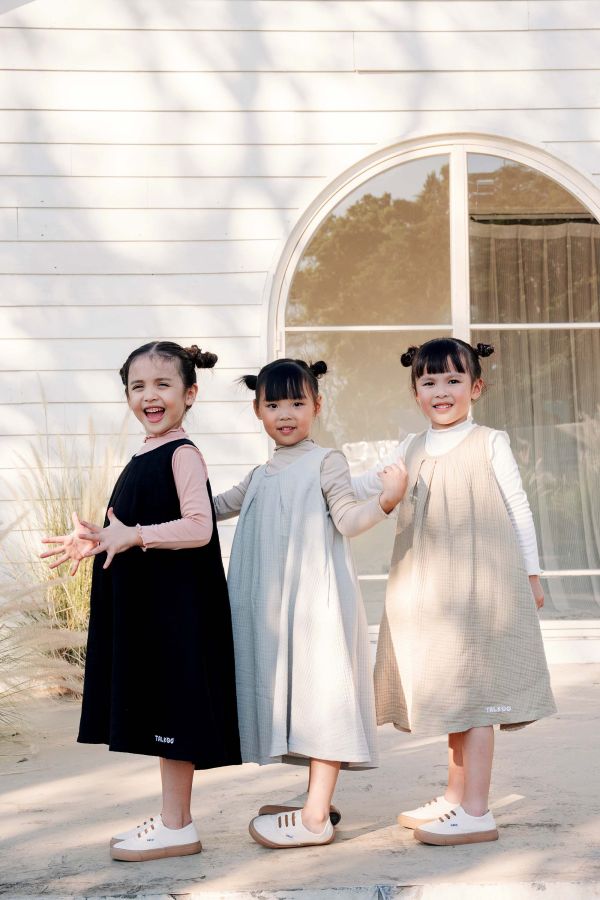 TALKOO 彈性內搭上衣(四色)－台灣製造 TALKOO 內搭上衣, 兒童長袖上衣, 60支彈性棉, 台灣製童裝, 秋冬童裝推薦, 兒童內搭衣, 親膚長袖, 百搭打底衣, 玫瑰粉童裝, 奶茶色童裝, 黑色童裝, 白色童裝, 女孩長袖上衣, 男孩長袖上衣, 親子穿搭