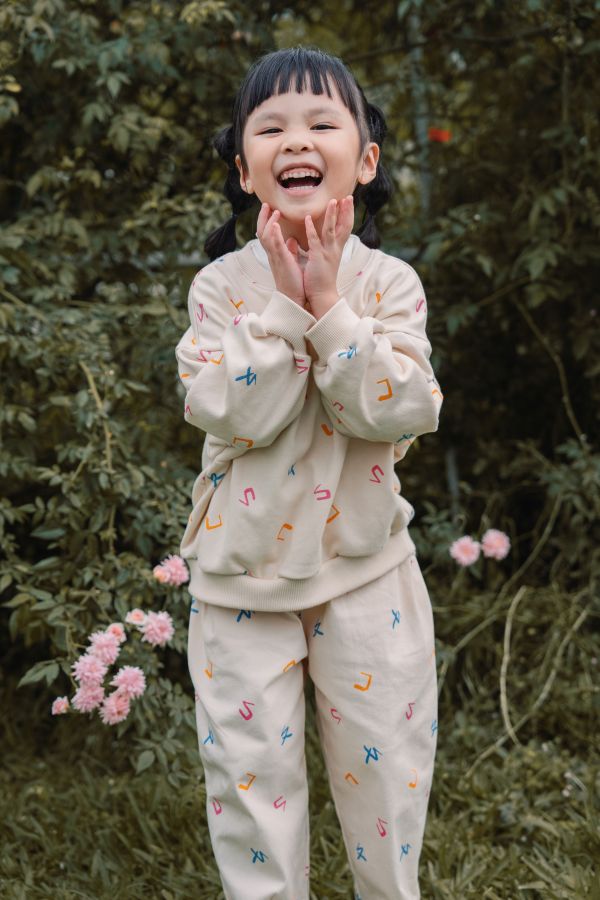 TALKOO注音花園印花大學T 注音花園大學T,台灣製造大學T,童裝大學T,TALKOO大學T,ㄅㄆㄇ印花大學T,注音符號上衣,台灣童裝上衣,原創印花上衣,親子款大學T,兒童長袖上衣,童裝長袖推薦,彩色印花大學T,台灣設計童裝,柔軟童裝上衣,舒適版型大學T,寬鬆童裝上衣,可愛印花童裝,親子裝上衣,兒童穿搭上衣,學齡前上衣,原創童裝品牌,特色印花大學T,童裝秋冬上衣,台灣原創童裝,注音主題童裝,兒童休閒大學T,台灣製造親子裝,童裝