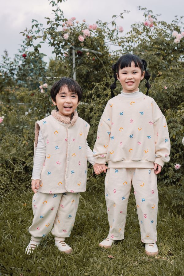 TALKOO注音花園印花運動褲 注音花園運動褲,台灣製造運動褲,童裝運動褲,TALKOO長褲,ㄅㄆㄇ印花長褲,注音符號長褲,台灣童裝長褲,原創印花長褲,親子款長褲,兒童休閒褲,童裝長褲推薦,寬鬆童裝長褲,舒適童裝褲款,可愛印花褲子,學齡前褲款,兒童運動穿搭,注音主題長褲,台灣設計童裝褲,布料舒服長褲,好穿脫童裝褲,台灣親子裝褲款,兒童外出褲,特色印花童裝褲,童裝秋冬長褲,兒童彈性褲頭,台灣原創童裝褲,童裝多用途長褲,注音花園褲款