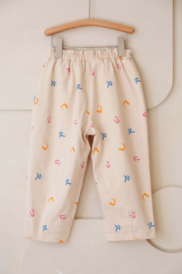 TALKOO注音花園印花斜紋褲 斜紋布童裝長褲,台灣製造童裝褲,斜紋褲,耐磨斜紋布長褲,TALKOO斜紋褲,兒童長褲推薦,學齡前長褲,童裝休閒褲,直筒童裝長褲,素色斜紋褲,男女童長褲,簡約童裝褲,日常穿搭長褲,台灣設計童裝,耐洗耐穿童裝褲,好活動童裝褲,親子款長褲,秋冬童裝長褲,舒適斜紋布褲,兒童彈性褲頭,柔軟童裝長褲,耐磨童裝褲款,文化系列童裝褲,素雅童裝褲,百搭童裝褲,斜紋質感長褲,兒童外出褲,多用途童裝褲,台灣原創童裝,兒