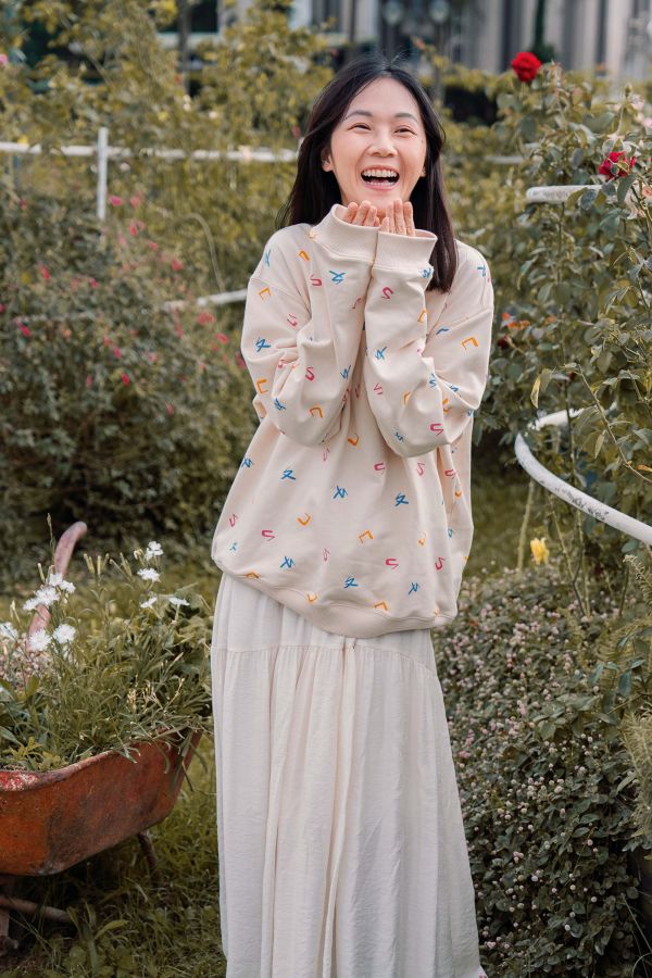 TALKOO注音花園印花大學T - 大人款 注音花園大人款大學T,台灣製造大人上衣,注音印花大人款,親子裝大學T,ㄅㄆㄇ印花大人上衣,TALKOO大人款,大人版落肩大學T,台灣設計大學T,文化主題上衣,親子穿搭上衣,台灣語言印花,大人休閒大學T,寬鬆版大人上衣,男女適穿大學T,文字印花上衣,文化美學大人款,全家穿搭大學T,大人親子服飾,台灣原創設計上衣,大人長袖大學T,特色印花大人款,秋冬大學T上衣,文化系列大人服飾,台灣品牌服飾,舒適棉質