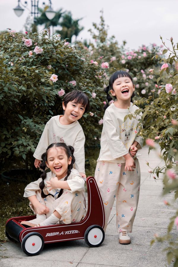 TALKOO 動物探險衣(三款) TALKOO, 動物探險衣, 兒童長袖T恤, 台灣製童裝, 純棉上衣, 親子裝, 傾聽兔, 勇氣獅, 學習鴞, 注音貼紙衣, 語言創作衣, 3-8歲童裝, 秋冬童裝, 親膚長袖, 可愛動物圖案衣, 親子禮物