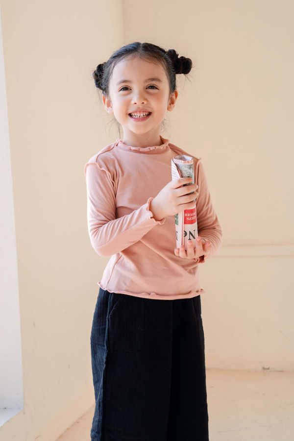 TALKOO 彈性內搭上衣(四色)－台灣製造 TALKOO 內搭上衣, 兒童長袖上衣, 60支彈性棉, 台灣製童裝, 秋冬童裝推薦, 兒童內搭衣, 親膚長袖, 百搭打底衣, 玫瑰粉童裝, 奶茶色童裝, 黑色童裝, 白色童裝, 女孩長袖上衣, 男孩長袖上衣, 親子穿搭