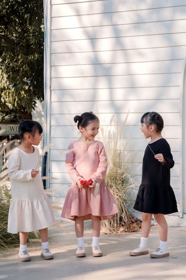 TALKOO 三重紗眨眼洋裝(三色) TALKOO 洋裝, 三重紗洋裝, 兒童洋裝, 女童洋裝, 親子洋裝, 台灣製童裝, 棉質洋裝, 長袖洋裝, 三色洋裝, 刺繡LOGO 洋裝, 同色刺繡, 眨眼LOGO, 三重紗裙, 秋冬洋裝, 氣質洋裝, 柔軟童裝, TALKOO親子裝, 純棉洋裝, 注音語言品牌, 三重紗連身裙