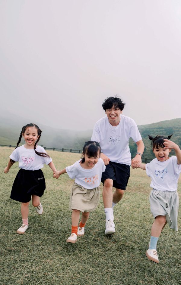 TALKOO愛心說話衣 - 大人男款－台灣製造 愛心說話衣 大人男款, 爸爸親子裝, 台灣製男裝T恤, 有機棉男裝T恤, 超級爸爸T恤, TALKOO 愛心衣, 白色親子裝, 爸爸童裝搭配, 親子互動T恤, 爸爸專屬貼紙衣服, 台灣製親子裝, 父子裝T恤, 父女裝T恤, 創意貼紙衣服, 兒童創意童裝