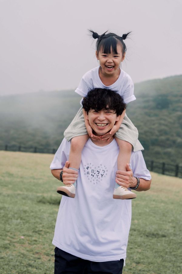 TALKOO愛心說話衣 - 大人男款－台灣製造 愛心說話衣 大人男款, 爸爸親子裝, 台灣製男裝T恤, 有機棉男裝T恤, 超級爸爸T恤, TALKOO 愛心衣, 白色親子裝, 爸爸童裝搭配, 親子互動T恤, 爸爸專屬貼紙衣服, 台灣製親子裝, 父子裝T恤, 父女裝T恤, 創意貼紙衣服, 兒童創意童裝