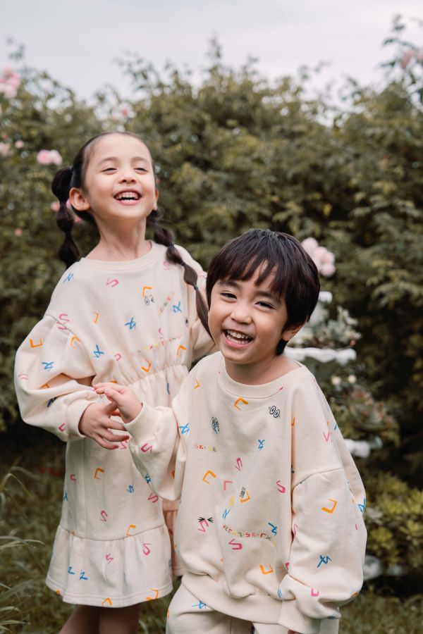 TALKOO注音花園印花洋裝 注音花園洋裝,台灣製造洋裝,童裝洋裝,TALKOO洋裝,ㄅㄆㄇ印花洋裝,注音符號洋裝,台灣童裝洋裝,原創印花洋裝,親子款洋裝,女童洋裝,童裝洋裝推薦,可愛童裝洋裝,寬鬆版型洋裝,舒適童裝裙款,台灣設計洋裝,兒童外出洋裝,學齡前洋裝,注音主題洋裝,彩色印花洋裝,可愛印花女童裝,台灣原創童裝裙,特色印花洋裝,童裝日常洋裝,女孩穿搭洋裝,台灣親子款洋裝,柔軟布料洋裝,輕鬆活動洋裝,注音花園裙款,童裝四季